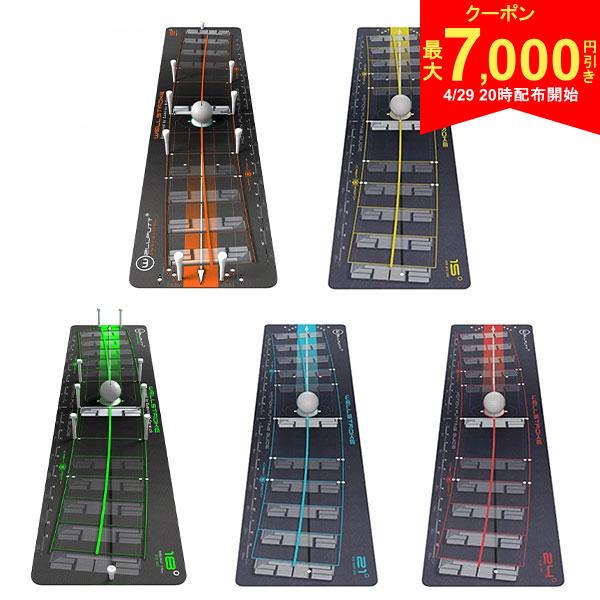 この商品の特徴取り寄せ商品につきましては、通常3-6営業日での出荷が目安となります。仕入れ先の在庫状況により変動致しますので確認後メールにて納期回答させて頂きます。12度15度18度21度24度Wellstroke（ウェルストローク）シリーズの主な特長Wellstrokeは自身のパッティングを見直し、正しく修繕するためのトレーニングツールです。他製品同様、キャメロン・マコーミック氏監修のシンプルながらも高精度のデザインで、正しいボールとのコンタクト、タッチ、方向性が身につきます。また、使っているパターに合わせたスウィングアークを選ぶことができるため、自身のパッティングのなおすべき箇所を把握でき、より精度の高い練習を行うことができます。・自分に合わせたアークを12度、15度、18度、21度、24度から選択可能・正しいパッティングの姿勢が身につく・Made in Franceの高品質かつ軽量マット・ジョーダン=スピースのコーチ、キャメロン=マコーミック監修・PGAツアーのトッププロが実際の練習で使用Wellstrokeのスゥイングアークの選び方は以下をご覧ください。スウィングアークについてWellstroke（ウェルストローク）はスウィングアークのバリエーションを12度～24度の5種類展開しています。スウィングアークとは、クラブをスウィングする際クラブヘッドが描くアーク（孤）の事を指します。アークは身長、姿勢、使っているパターヘッドの形状などにより異なるため、厳密に測定したい場合はクラブに取り付ける測定器の使用、パターフィッターやレッスンプロに確認してもらうことをお勧めします。本ページでは、パターの重心バランスに応じた適正なアークの目安をご紹介します。オレンジの線：トゥハング小水色の線：トゥハング中緑の線：トゥハング大パターの重心バランスとアーク始めに自身の使っているパターの「トゥハング」を調べます。トゥハングとはパターが自然と置かれた際のトゥ（ヘッドの先端）の傾き度合いを表しています。まずは自身のパターのトゥハングの度合いを調べましょう。調べ方1.パターのシャフト部分をテーブル等の水平な場所に置き、ヘッドだけが外に出ている状態に設置してください。2.手を離すと、パターヘッドの重心により、自然とヘッドが傾きます。3.その傾き具合により、Wellstrokeのバリエーションを選ぶことが出来ます。 トゥハング度合いに応じた適正なアークを下記の図を参考に選んでください。例オレンジ色の0° フェースバランスはマレット型のようにほとんど傾きのないもので、12度のアークが適しています。逆に赤い90°フルトゥハングはL字型パターのようにトゥハング（傾き）の大きいもので、24度のアークが適しています。アークのバリエーションは12度、15度、18度、21度、24度の5種類です。パターのライ角（シャフトと地面の間の角度）、ヘッド形状とバランス、ストロークの支点※によって、適切なストロークのアークは異なります。例えば、フラットなライ角のパターの場合、アークはより大きくなる傾向にあります。同様にストロークの支点が低いほど、またパターヘッドがブレードタイプになるとアークは大きくなる傾向にあります。※プレイヤーの身長にも関連しますスペック製品名Wellstroke Arcアーク バリエーション12度15度18度21度24度0°フェースバランス1°～20°1/4トゥハング21°～45°1/4トゥハング46°～70°1/4トゥハング71°～90°1/4トゥハングサイズ(cm)長さ：81×幅：19.5備考RoHS対応原産国フランス発売日：2022年Wellstroke 練習器具 パッティング練習 パター練習