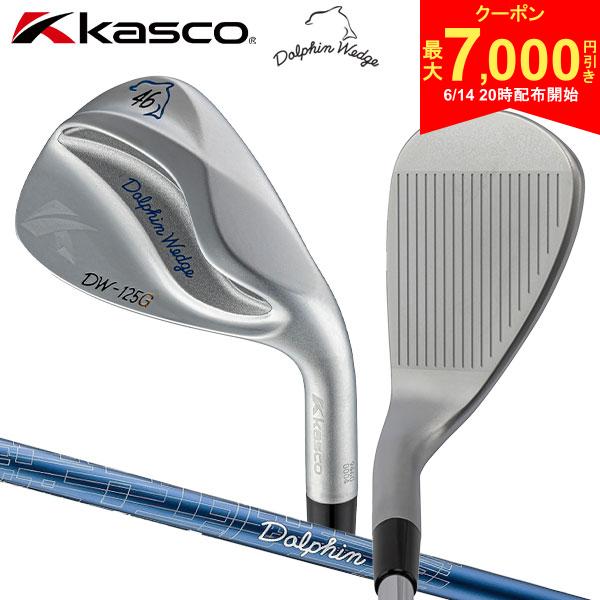 ｜カーボンシャフト ｜48度以下 ｜60度以上 ｜フォージドこの商品の特徴即日出荷バンカー脱出率91％のドルフィンウェッジにセミグースネックタイプ登場！91% SUCCESS RATE苦手なバンカーが好きになる！ドルフィンウェッジと一般的なサンドウェッジでバンカー脱出率を比較。ドルフィンウェッジのバンカー脱出率が20％上回る結果が得られました。バンカーに入ってもラッキーと思えるほどラクに脱出できます。バンカーショット跡もドルフィンウェッジはクアッドソールXの効果により、砂の抵抗が少なくソールがスムーズにスイング方向へ抜けています。SEMI GOOSENECK待望のセミグースネックタイプDW-125Gは、リーディングエッジをストレートネックタイプのDW-123より3.5mm後方に設計（FP値が小さい）。つかまりが良く、低めの弾道が打てます。グースネックタイプのアイアンを使用している方やグースネック形状が好みの方におすすめです。QUAD SOLE X徹底的に抜けの良さにこだわったソールトゥ・センター・ヒールでバンス角を変化させ、スイング時の抵抗を減少。ソール全体が働くため、どんな状況でも抜けの良さを発揮します。また、フェースを開かなくてもソール全体が機能するので、難しいことを考える必要がなく、スイングを変えずにやさしく打つことが出来ます。ソールはトゥ・ヒール方向も山型にすることで、従来の潜らない、刺さらない特徴にプラスして、跳ねないソールとなり、あらゆるライからのアプローチを楽にします。※特許第7436974号、意匠登録1739608、意匠登録1739609HEEL FIN潜らない！バンカーから楽々脱出独特な形状がエクスプロージョンショット時に砂に潜ることを防ぎ、スイング方向へクラブを自然に導いてくれ、バンカーからの脱出が楽になります。前モデルよりもソール幅を広くし、潜り難さが向上。また、重心も低く設計しているため球が上がりやすくなっています。PYRAMID SHAPE刺さらない！ザックリミスを防ぐリーディングエッジの浮きを抑えながらバンス角を付けた山型の形状が、芝や砂に刺さることを防ぎます。トゥ・ヒール方向も山型にすることで、つま先上がりや、つま先下がりのライで構えやすくなりました。跳ねない！トップやホームランを防ぐトゥ・ヒール方向の接地長さを短くすることで抵抗が減少。跳ね返ることを防ぎ、トップのミスやバンカーでのホームランが怖くなくなります。また、ベアグランドなどの硬い場所のヘッドが弾かれやすい状況下でもストレスなく構えて打つことが出来ます。CUT OFF TOE抜けの良さを向上不要な抵抗を無くすためにバンスをカット。さらに、このトゥ側の中央部分を凹ませ、砂がより抜ける設計でエクスプロージョンショット後にスッと抜けます。DUAL GROOVEやさしさ向上波をイメージしたグルーヴを設け、ソールとバックフェース面に重量を最適配分。これによりソール面を幅広化でき、やさしさが向上。また、打球部を肉厚にして打感も追及しました。FACE GROOVEキュキュッと止まるスピン性能を追求■スコアライン設計スコアラインをリーディングエッジ近くまで入れることでスピン性能を向上。また、スコアラインの間隔を狭くし、よりボールに溝がかかるように改善しました。溝のアールの大きさは番手別に変化させ、求められるショットに応じた最適なスピン量を発揮します。【46°-52°】ボールのつぶれる量が大きいフルショットやハーフショットを多用するアプローチウェッジは、ボールとの接触面積がより大きくなるようエッジのRを大きくしスピン性能を高めた。【54°-64°】ボールのつぶれる量が小さいアプローチやバンカーショットでは、ボールをひっかけることで食いつきを良くするためにエッジのRを小さくしスピン性能を高めた。■ファインループミーリングフェース表面を精密にミーリングすることでフェース面の平滑度が高まりショットが安定します。▲Dolphin DP-231 L カーボンシャフト▲オリジナルラバーL58　38gスペックヘッド素材軟鉄ロフト角（°）464850525456586064クラブ長さ（インチ）34.2534.0ライ角（°）63.063.5バンス角（°）センター38ヒール13トゥ-11-10-9-8-7-5-3-11バランスC5C6クラブ重さ(g)378384グリップオリジナルラバーL58　38g製造国日本シャフト名Dolphin DP-231 L カーボンシャフトフレックスL重量（g）39トルク（°）4.4キックポイント先中＊クラブ長さは60度測定法に基づく設計値です。＊掲載のロフト角、ライ角、バランス、クラブ重量は設計値です。実測値と若干異なる場合がございます。発売日：2025年kasco