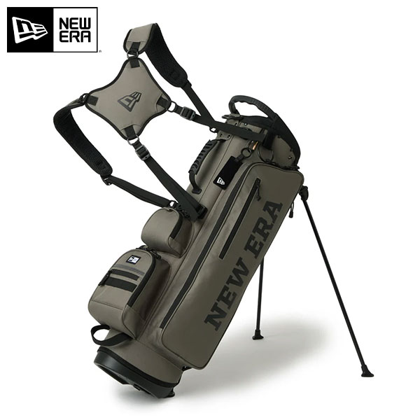 ｜スタンド ｜5分割 ｜9型 ｜ポリエステルこの商品の特徴即日出荷フードカバーが見つからないなどキャディバッグのよくある質問ネームプレートの刻印について※ご使用イメージスタンド式のキャディーバッグキャディーバッグカバーを装着した状態での全高：約130cm・出し入れしやすいベーシックな口型仕様 ・ゴルフアンブレラをまっすぐ収納できる専用ホルダーを搭載 ・底部ハンドル付きで、車のトランクやカートへの積み込みをサポート・内部には着脱式の間仕切りとファスナー付きポケットを搭載し、収納性に優れる構造・ボール、ティー、マーカー、グローブなどの道具から散らかりやすい小物まですっきり収納可能・大切なキーを掛けられるフック付き ・内側ポケット口のスリットには、クリップマーカー等が装着可能・スタンド部はマジックテープで固定可能・4点式ショルダーベルトを採用し、セルフプレー時の持ち運びに便利スペック素材ポリエステル(900D)サイズ9.0型,約3kg,48インチ対応カラーオリーブ口枠5分割発売日：2026年NEWERA ゴルフバッグ