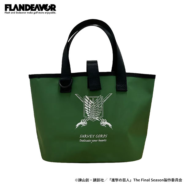 この商品の特徴即日出荷調査兵団のマントを彷彿とさせるカラーに「自由の翼」のエンブレムが映える、タフなミニバッグが登場！テントや横断幕などにも使われる高耐久な「ターポリン素材」を採用し、アクティブなシーンに負けない頑丈さを実現しました。・タフで頑丈： 破れにくく摩擦に強い素材で、ハードな使用にも耐えるタフな仕様。・カートバッグに最適： ゴルフのラウンドに必要な小物をスマートに持ち運べます。・普段使いにも： スタイリッシュなデザインで、日常のちょっとしたお出かけにも大活躍。・丸ごと水洗いOK： 汚れや水濡れに強いため、泥や砂で汚れてもジャブジャブ洗えてお手入れ簡単！日常からフィールドまで、どんなシチュエーションにもタフに寄り添う万能バッグです。スペック素材本体：ポリエステルカラビナ：アルミハンガー：アクリルサイズW200×H350mm程度（広げた時）原産国中国色に関しましては、ご覧頂いているパソコンやスマートフォンによって実際の商品と多少異なる場合がございますので予めご了承ください。発売日：2026年FLANDEAVOR ゴルフバッグ
