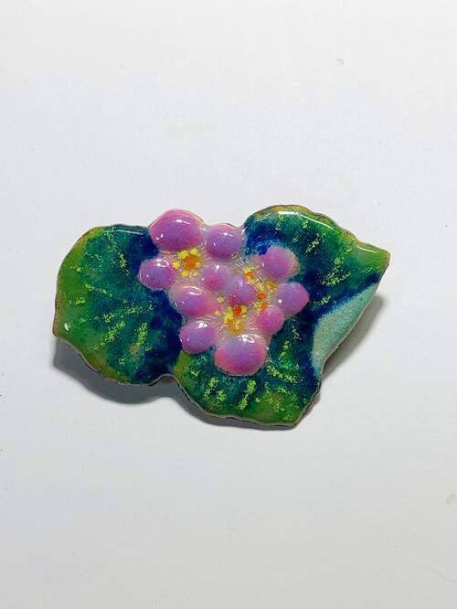 樂天商城 - 創作七宝焼 七宝焼き 七宝焼 アクセサリー ブローチ 彫金台 花柄　手描き　立体的仕上げ 重ね焼き 工芸品 オリジナルデザイン 一点モノ 手創り 箱付き あとりえしっぽう 大山阿津子作品　メイドインジャパン ハンドメイド 送料無料