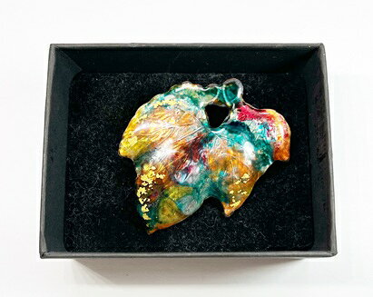 あとりえ・しっぽうの創作七宝焼 七宝焼き 七宝焼 アクセサリー ブローチ 工芸品 紅葉 彫金台 金箔入り オリジナルデザイン 一点モノ 箱付き あとりえしっぽう　価格3800（税込）化粧箱付き　送料無料　cloisonne handmade｜アングル2
