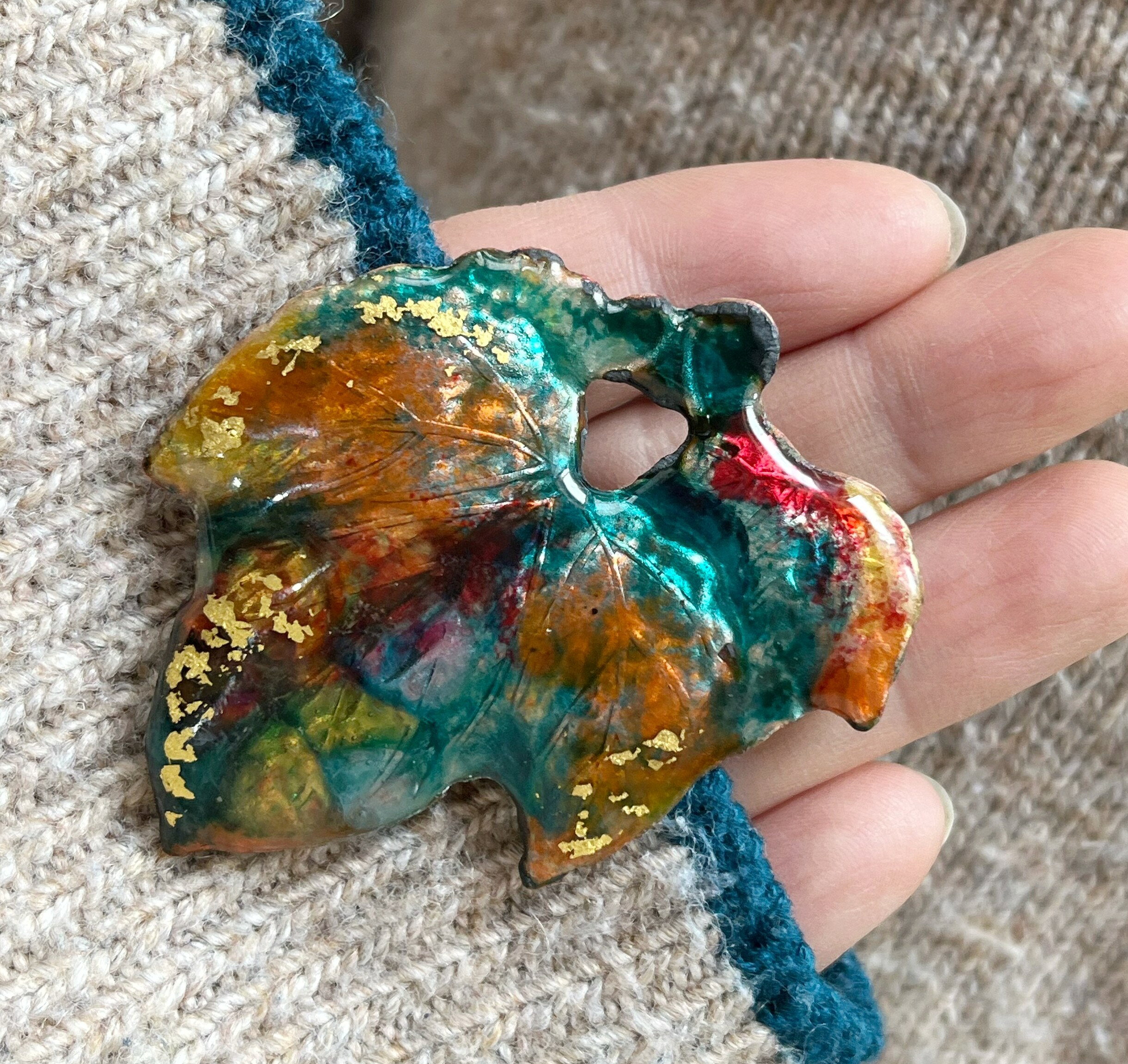 あとりえ・しっぽうの創作七宝焼 七宝焼き 七宝焼 アクセサリー ブローチ 工芸品 紅葉 彫金台 金箔入り オリジナルデザイン 一点モノ 箱付き あとりえしっぽう　価格3800（税込）化粧箱付き　送料無料　cloisonne handmade｜アングル3