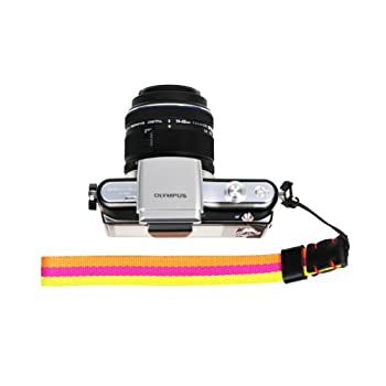 【中古】【輸入品・未使用】Foto&Tech Four SeasonsシリーズニットGrosgrain調整可能なカメラ手首ストラップmulti- Colored /マルチストライプfor Fujifilm instax mini 8 S