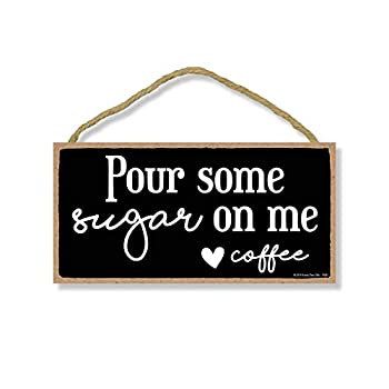 【中古】【輸入品・未使用】Honey Dew Gifts コーヒーデコ Pour Some Sugar 5インチ x 10インチ 吊り下げサイン コーヒーバーア...