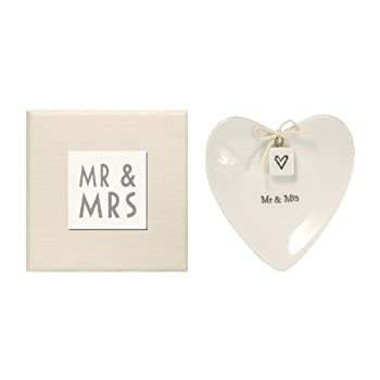 【中古】【輸入品・未使用】'Mr & Mrs' Large White Porcelain Heart Ring Dish Gift - Wedding Gift b..
