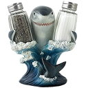 【中古】【輸入品 未使用】Decorative Great White Shark Glass Salt and Pepper Shaker Set with Holder Figurine for Beach Bar or Tropical Kitchen Decor Sculptures