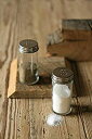 【中古】【輸入品・未使用】Kalalou Set of Two Retro Salt and Pepper Shakers One Size Multicolo...