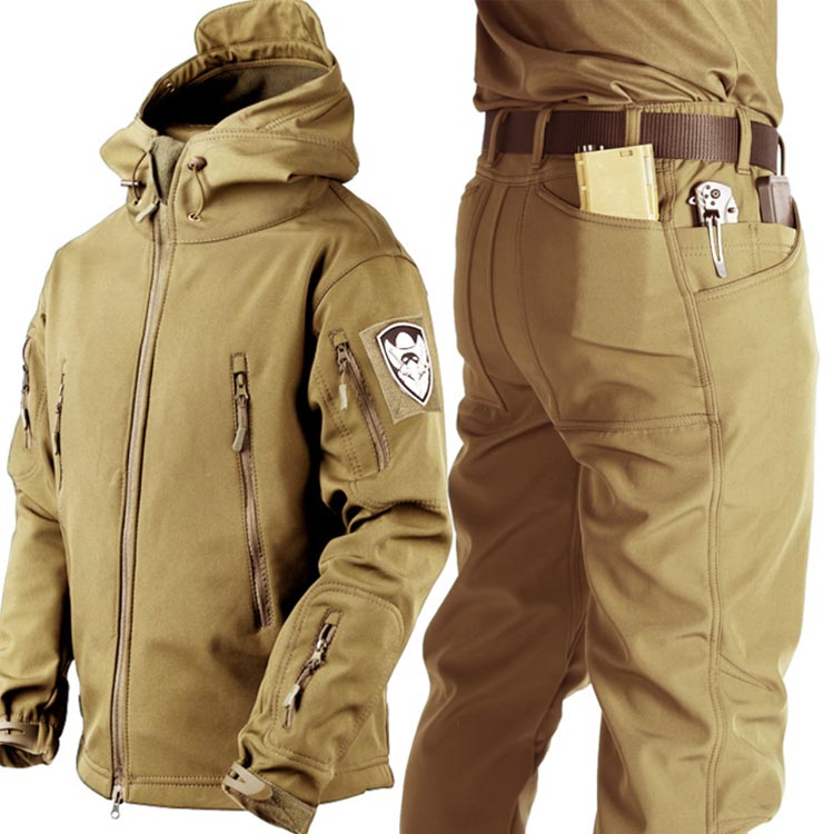 登山服 スキーウェア2点セット。撥水透湿機能を兼ね備えたマウンテンパーカー。アスレジャースタイルから軽登山まで幅広く活躍してくれます!裏地には優しい肌触りが特徴のボアフリースが使われているので風ですねを通さず、保温性も兼ね揃えたアイテムに仕上げられております。防風、撥水加工の高機能アウターあり幅広く活躍できサラッと羽織れます!ストレッチがきいているのでどんな動きでも、楽に動ける。釣り、登山などアウトドアスポーツや屋外作業に最適!サイズS M L XL 2XL 3XLサイズについての説明ジャケット:&nbsp;【S】着丈65cm 肩幅50cm バスト106cm 袖丈60cm&nbsp;【M】着丈67cm 肩幅52cm バスト110cm 袖丈61cm&nbsp;【L】着丈69cm 肩幅54cm バスト114cm 袖丈63cm&nbsp;【XL】着丈71cm 肩幅56cm バスト118cm 袖丈65cm&nbsp;【2XL】着丈73cm 肩幅58cm バスト122cm 袖丈65cm&nbsp;【3XL】着丈75cm 肩幅60cm バスト126cm 袖丈66cm&nbsp;ズボン:&nbsp;【S】ウエスト73-77cm ヒップ94cm 太もも幅29x2cm 裾幅17x2cm 着丈102cm&nbsp;【M】ウエスト80-83cm ヒップ98cm 太もも幅30x2cm 裾幅18x2cm 着丈103cm&nbsp;【L】ウエスト83-87cm ヒップ102cm 太もも幅32x2cm 裾幅18x2cm 着丈104cm&nbsp;【XL】ウエスト87-93cm ヒップ108cm 太もも幅33x2cm 裾幅19x2cm 着丈105cm&nbsp;【2XL】ウエスト93-97cm ヒップ112cm 太もも幅34x2cm 裾幅19x2cm 着丈106cm&nbsp;【3XL】ウエスト100-103cm ヒップ118cm 太もも幅36x2cm 裾幅20x2cm 着丈107cm上記サイズは平置き実寸になります。 サイズ表の実寸法は商品によって1-3cm程度の誤差がある場合がございます。素材ポリエステル色ベージュ(上下セット) グレー(上下セット) カーキ(上下セット) ブラック(上下セット)備考サイズ詳細等の測り方はスタッフ間で統一、徹底はしておりますが、実寸は商品によって若干の誤差(1cm〜3cm )がある場合がございますので、予めご了承ください。商品の色は、撮影時の光や、お客様のモニターの色具合などにより、実際の商品と異なる場合がございます。あらかじめ、ご了承ください。▼色味の強い製品によっては他の衣類などに色移りする場合もございますので、速やかに(脱水、乾燥等)するようにお願いいたします。▼生地の特性上、やや匂いが強く感じられるものもございます。数日のご使用や陰干しなどで気になる匂いはほとんど感じられなくなります。マウンテンジャケット メンズ レディー スポーツ アウトドア 豊富 ベージュ(上下セット) グレー(上下セット) カーキ(上下セット) ブラック(上下セット) S M L XL 2XL 3XL