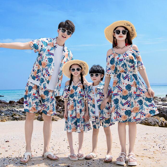 ITEM INFORMATION【商品詳細】商品内容:ワンピース/シャツ+パンツ至急にご利用頂く場合事前にメールにて納期をご確認くださいママS 着丈94 バスト126 体重47kgM 着丈94 バスト130 体重52kgL 着丈97 バスト134 体重57kgXL 着丈97 バスト138 体重62kgXXL 着丈97 バスト142 体重67kg3XL 着丈97 バスト146 体重72kg女の子90 着丈53 バスト78 身長90 体重10kg100 着丈58 バスト83 身長100 体重14kg110 着丈63 バスト88 身長110 体重17kg120 着丈68 バスト92 身長120 体重20kg130 着丈73 バスト96 身長130 体重25kg140 着丈78 バスト100 身長140 体重30kg150 着丈83 バスト104 身長150 体重35kg160 着丈88 バスト110 身長155 体重40kgパパM 着丈71 バスト112 ズボン丈49 ヒップ113 体重60kgL 着丈73 バスト116 ズボン丈51 ヒップ117 体重70kgXL 着丈74 バスト120 ズボン丈53 ヒップ121 体重80kgXXL 着丈75 バスト124 ズボン丈55 ヒップ125 体重90kg3XL 着丈77 バスト128 ズボン丈57 ヒップ129 体重100kg4XL 着丈79 バスト132 ズボン丈59 ヒップ133 体重110kg男の子90 着丈44 バスト74 ズボン丈26 ヒップ74 身長90 体重12kg100 着丈47 バスト78 ズボン丈28 ヒップ78 身長100 体重15kg110 着丈50 バスト82 ズボン丈30 ヒップ82 身長110 体重17kg120 着丈54 バスト86 ズボン丈32 ヒップ86 身長120 体重20kg130 着丈58 バスト90 ズボン丈34 ヒップ90 身長130 体重25kg140 着丈61 バスト94 ズボン丈37 ヒップ95 身長140 体重30kg150 着丈64 バスト98 ズボン丈40 ヒップ100 身長150 体重35kg160 着丈67 バスト102 ズボン丈43 ヒップ105 身長155 体重40kg写真色ポリエステル コットン※お取り扱い方法:手洗いおすすめ致します(40℃を限度)塩素系及び酸素系の漂白剤の使用禁止 日陰のつり干しが良いアイロン仕上げ禁止洗濯機可注意事項:※サイズは平置き手採寸サイズとなります。素人が図る為若干の誤差は御座いますが、ご理解の程宜しくお願い致します。 ※製造中により、商品において色や柄、縫製など多少のほつれ等が生じる場合がございます。神経質の方はご購入をお控え下さい※モデルに使用している小物、アクセサリ等は商品内容に含まれません。在庫管理や発送上の状況により商品がシワになる場合が御座いますので、予めご了承下さい。※商品の在庫状況は更新するように努力しておりますが、在庫切れの際はご理解をいただきますようお願いいたします。安心保障:不良品の場合、弊社負担で交換・返品対応いたします一週間以内サイズ・色交換可能(送料生じることがあります)お客様都合より返品受付できない場合がございます(ドレスや舞台衣装、原則として交換可能、返品不可)イメージ違いよりの返品は受付できない場合がございます親子ペア 夏服 海旅行 衣装 花柄 ボ 女性用 男性用 S M L XL XXL 3XL 4XL 90 100 110 120 130 140 150 160