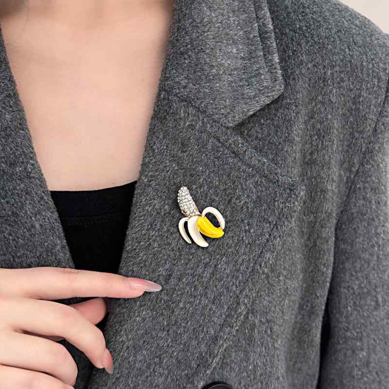 ブローチ レディース バナナ フルーツ かわいい ジルコニア ファッション ピン バッジ コサージュ 多機能 バッグ ハンガー 装飾 合金 電気メッキ加工 ジュエリー アクセサリー 夏 通勤