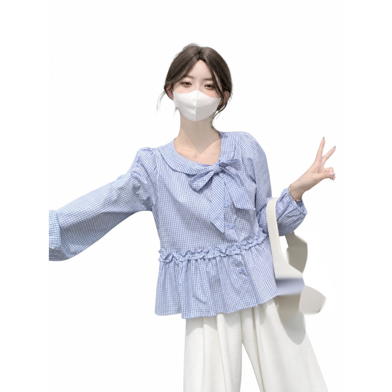 説明【商品紹介】◆[S] バスト:68 着丈:56 / [M] バスト:72 着丈:57 / [L] バスト:76 着丈:58 / [XL] バスト:80 着丈:59◆【フレンチガーリーなデザイン】爽やかなブルーのギンガムチェック シャツに、大きめの丸襟とフロントリボンをあしらった大人可愛い一着です。クラシックな雰囲気漂うチェック柄 ブラウスは、着るだけでお顔周りを華やかに演出し、日常のコーディネートに洗練されたフレンチスタイルのアクセントをプラスします。◆【気になるラインを自然にカバー】ウエスト部分に施されたフリルの切り替えが、お腹周りをふんわりと隠してくれる体型カバー シャツです。ゆったりとしたシルエットの長袖 トップスなので、締め付け感がなく、リラックスしながらもおしゃれを楽しめるように体型を美しく見せるデザインに仕上げました。◆【一日中快適な着心地】肌触りがさらりとした柔らかな素材を採用し、秋口から春先まで長く愛用できるレディース ブラウスです。通気性が良く、軽やかな質感のチェック シャツは、長時間着用しても疲れにくいため、通勤や通学、休日のお出かけなど、あらゆる日常のシーンで快適に活躍すること間違いありません。◆【こだわりのディテール】細部まで丁寧に縫製された襟付き ブラウスは、ボタンの配置やリボンのボリューム感にもこだわりました。シワになりにくい素材を使用しているため、お手入れも簡単で清潔感をキープできます。毎日のワードローブに加えたい、実用性と可愛さを兼ね備えた長袖 シャツです。【洗濯の注意事項】ギンガムチェック ブラウス レディース レディースファッション 続々登場 水色 ネイビーブルー S M L XL