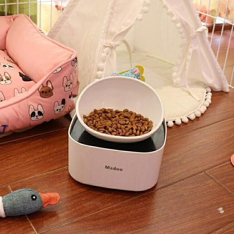 無理な姿勢での食事は体に負担がかかり、頚椎症などの原因になります。適度な高さがあると愛犬の足腰に負担が軽減されます。☆彡お食事が楽しい☆彡滑り止めシリコーンマットが付属しています。おくだけで吸着、取り付けも簡単です。本体パーツはすべて丸洗いOK!お洒落!重量感があり、安定感も抜群です。フードがこぼれにくい「そり返し」設計。食事中に容器が滑らないようにシリコン製のマットが付属しています。手入れも簡単!ボウル本体:陶器製ボウル色 :ブラックマット :シリコーンゴム(可愛いフレンチブルドッグ形状)マット色 :ブラック、ピンク、オレンジ(色は指定不可、ランダム発送となります)ペット用 給食器 皿 給食台セット 小 犬用品 おもちゃ ボール 豊富