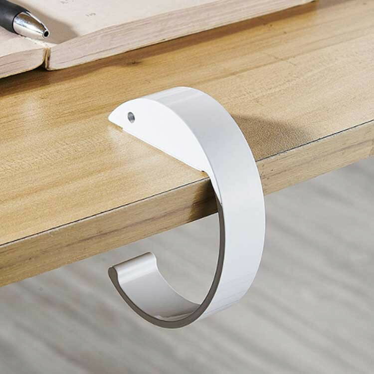 アトリエ楽天市場店の机に掛けるフック 2type テーブルフック バッグハンガー 鞄掛け 2個入り バッグフック フック c型 5型 カバン 携帯 持ち運び 滑り止め付き キッチン オフィス 荷物掛け 携帯便利｜アングル2