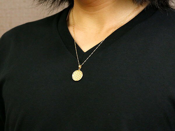 18金 ネックレス ペンダントトップ メンズ コイン ゴールド 18k イエローゴールドk18 チェスパターン 地金 シンプル 男性 ホーニング加工 つや消し 人気 男性 プレゼント