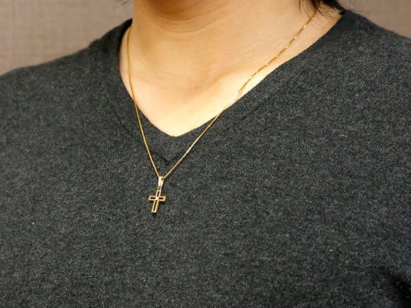 楽天市場 メンズ クロス ネックレス イエローゴールドk18 ペンダント トップ キュービックジルコニア 一粒 18金 チェーン 十字架 透かし つや消し マット仕上げ の 送料無料 ジュエリー工房アトラス