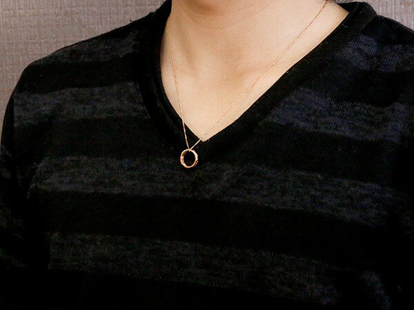 ジュエリー工房アトラスの【10%OFFクーポンセール】 ペアペンダント ゴールド ネックレス ハワイアンジュエリー ユニセックス ペアネックレス ピンクゴールドK10 リングネックレス too ミル打ち プルメリア マイレ カップル｜アングル3