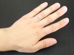 ジュエリー工房アトラスのペアリング カップル プラチナ 結婚指輪 2個セット pt900 シンプル 人気 マリッジリング ダイヤモンドカット ダイヤ ストレート 男性 女性 送料無料 ユニセックス 男女兼用 プレゼント 普段使い｜アングル3