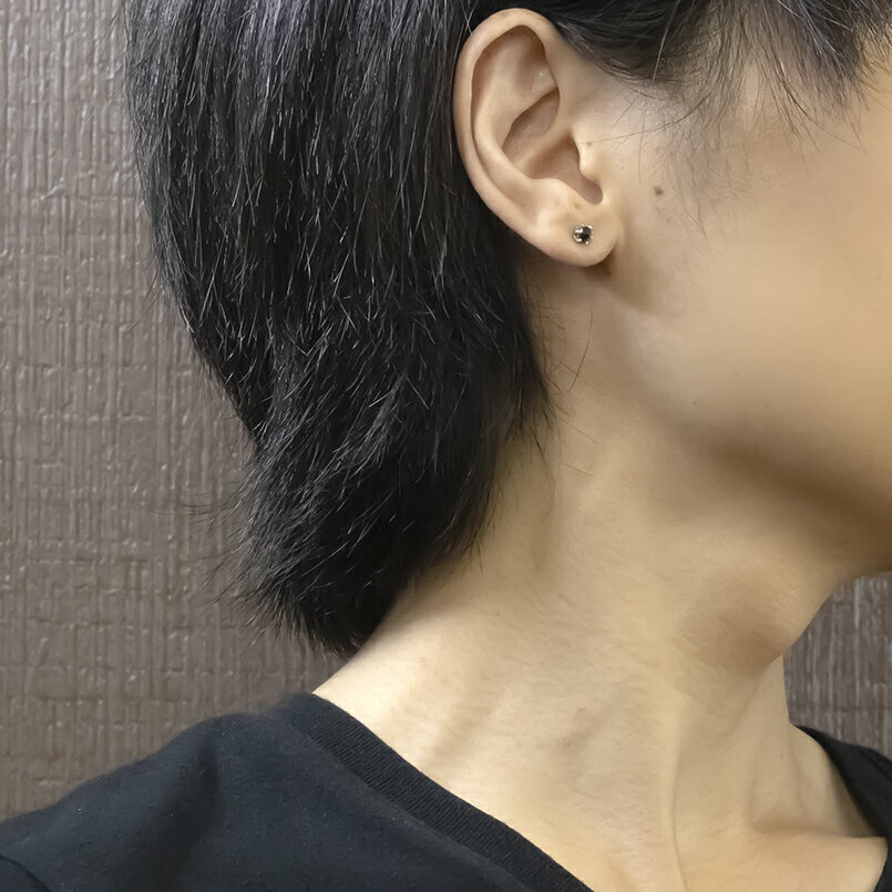 プラチナ ピアス 片耳 ブラックダイヤ キャッチのいらないピアス つけっぱなし ブラックダイヤモンド 0.3ct 一粒 金属アレルギー 対応 pt900 シンプル キャッチナッシャー スタッドピアス 人気 ジュエリー プレゼント 普段 使い ユニセックス 男女兼用 【最短発送】