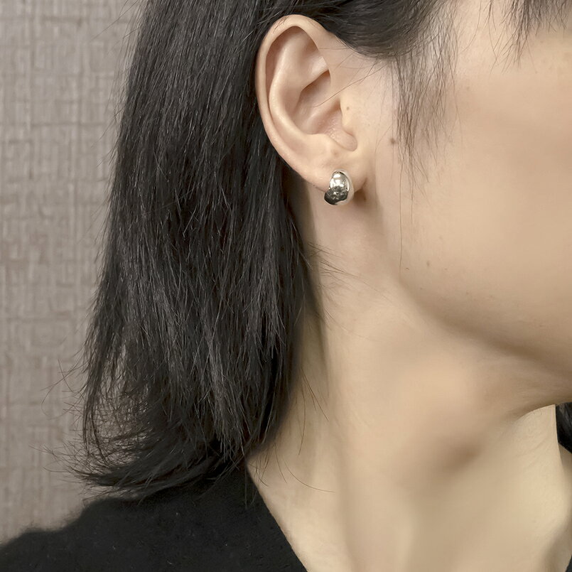 【最短発送】 プラチナ フープ ピアス 10ミリ 幅広 フープピアス ペア pt900 リングピアス 地金 月甲 月形 三日月 両耳 ユニセックスの商品画像 3