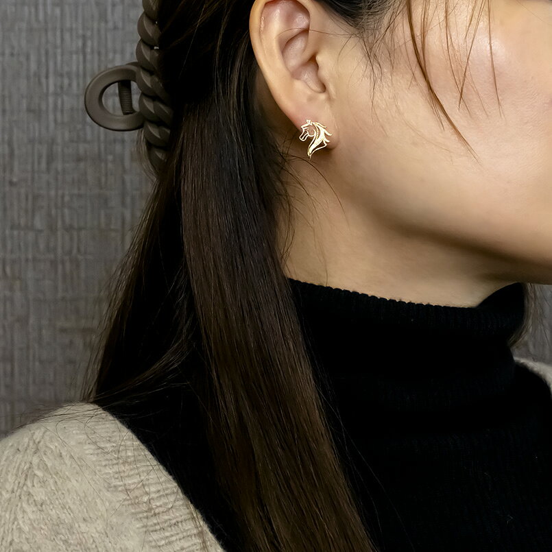 【最短発送】 18金 馬 ピアス ダイヤモンド レディース 片耳 大ぶり ゴールド イエローゴールドK18 18k 透かし ミル打ち スタッドピアス