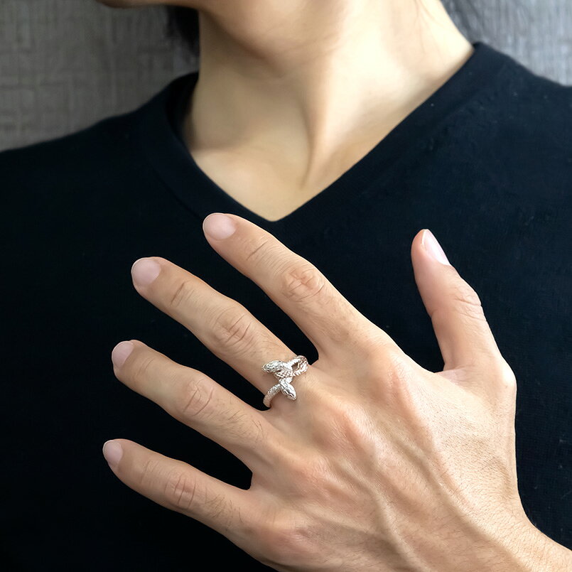 ジュエリー工房アトラスの【10%OFFクーポンセール】 18金 リング プラチナ ブルーダイヤモンド 指輪 へび スネーク 3匹 pt900 ピンクゴールドk18コンビ 幅広 ピンキーリング 蛇 ユニセックス｜アングル2