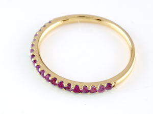ジュエリー工房アトラスの【10%OFFクーポンセール】 ピンキーリング 指輪 18k 18金 リング レディース エタニティ ルビー ハーフエタニティリング 7月誕生石 イエローゴールドk18 ストレート｜アングル3