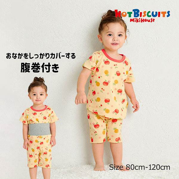 ■品番70-7335-144■商品説明おなかをしっかりカバーする腹巻き付きで寝冷えを防いでくれます。キャビット×フルーツのポップな総柄に黄色のカラーが夏らしいデザインです。・パンツは6分丈・お名前が書けるネームタグ付き・さらっとした肌触りで通気性がよく、汗をしっかりと吸収し、洗濯しても風合いが変わらず型くずれしにくい丈夫な天竺素材・お着替えがスムーズにできるかぶりタイプ・丈夫なバインダーネックで首元がよれにくく、お洗濯を繰り返しても型崩れが少ない仕様《HOT BISCUITS　ホットビスケッツ》ミキハウスホットビスケッツは、”Good Quality”がキーワードのブランド。子どもたちには毎日ごきげんに、楽しく健やかに 過ごしてほしいから、お子さまのための良いものづくりを大切にしています。男の子も女の子も子どもらしく、おしゃれにかわいく着られるアイテムがいっぱい。赤ちゃんからキッズまでの子ども服・ベビー服・ベビー用品等を幅広くご用意しています。春夏秋冬の季節に合わせた、ご出産祝いやプレゼント、ギフトもおすすめです。 ▼関連商品 ※売り切れ商品はリンク切れとなる場合がございます。 ベビー キッズ ギフト プレゼント 男の子 女の子 シンプル パジャマ 夏 お泊り 旅行■仕様おなまえネーム付きパンツ：6分丈■素材40／2天竺プリント■品質（上衣）　綿　100％　（リブ部分）　綿　73％、ポリエステル　27％　（パンツ）　綿　100％　（腹巻部分）　綿　98％、ポリウレタン　2％■生産国中国■寸法サイズ身幅着丈袖丈股上股下メール便対応8031399.526.5119032.54210.327.514100344411.128.51711035.54711.929.519.51203749.512.730.522 メーカー希望小売価格はメーカー商品タグに基づいて掲載しています