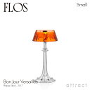 Product Introduction BON JOUR（ボンジュール）のデザインを継承したBON JOUR Versailles（ボンジュール ヴェルサイユ）。この作品は、伝統的なクリスタルブランドの「バカラ」のアイコンであるキャンドルホルダー「ヴェルサイユ」と、フのコラボレーションによって誕生しました。メゾンバカラの古典的で精密に彫刻された「ヴェルサイユ」をアクリルの素材で施した「ボンジュール ヴェルサイユ」は、2つのサイズがラインアップ。バリエーション豊かなカラーや仕上を揃えているシェードやトップカバーは、好みやスタイルに応じて様々な組み合わせを楽しむことが可能です。光り輝くボディに暖かく均一なLED光源が美しく照らします。最新技術と職人技が融合したライティングコレクションです。 　infomation こちらの製品はお取寄せ商品の為、タイミングによってはメーカー在庫が変動、もしくは欠品となっている場合がございます。お急ぎでのご注文の際は、お手数ですが事前にお問い合わせくださいませ。 ※お支払い方法はこちら ※画面上と実際の商品の色の見え方は若干異なります。 　Product Details ■サイズ Φ132×H275mm ■重量 約0.5kg ■ベース カッパー ■シェード アンバー ■材質 ABS、アルミニウム、PMMA ■ランプ 組込式 LED EDGE 2700K 136lm CRI90 2.5W ■仕様 調光スイッチ付（100%・50%・OFF、10%～100%） ■付属 専用ACアダプター ■原産国 イタリア ■デザイナー Philippe Starck（フィリップ・スタルク） ■ブランド FLOS（フロス）FLOS（フロス）BON JOUR Versailles Small（ボンジュール ヴェルサイユ スモール） テーブルランプ デザイン：Philippe Starck