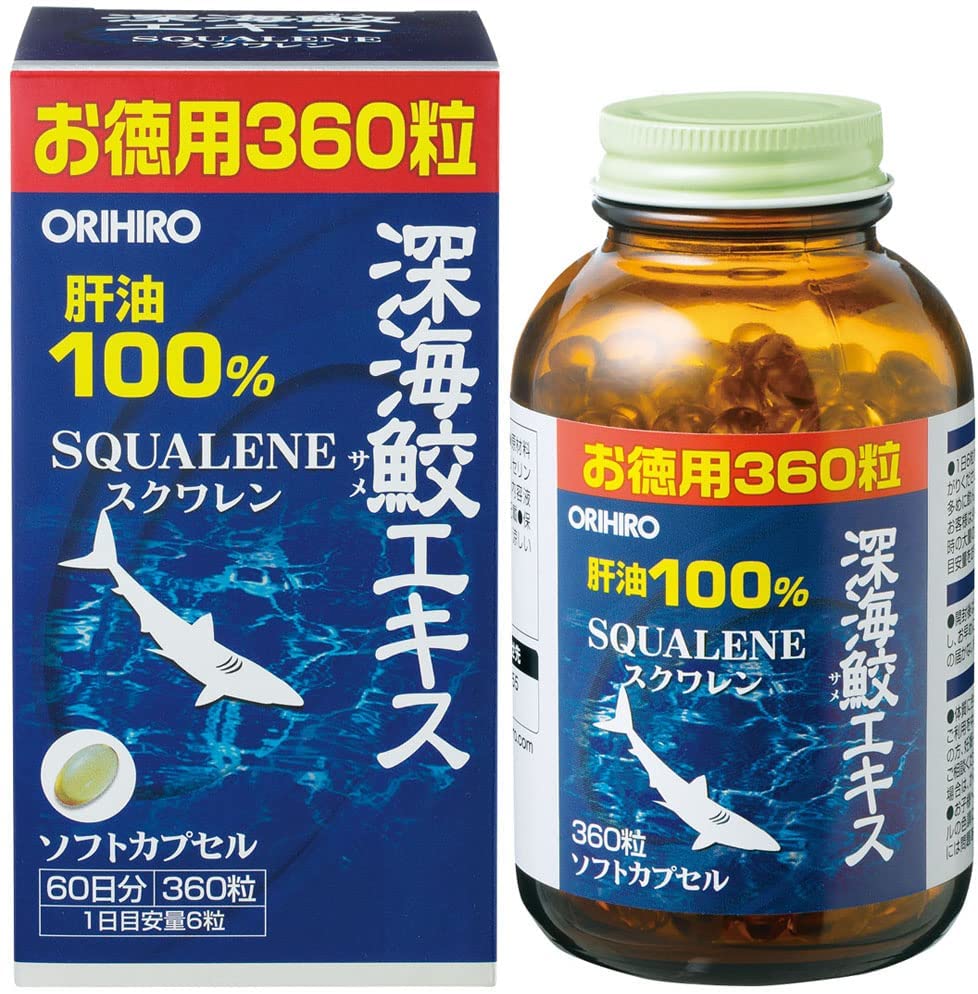 商品説明 ・純度99.6％以上の精製スクワレン100％・ソフトカプセルで飲みやすい日頃からお酒を召し上がる方などの健康補助食品として毎日の美容と健康維持にお召し上がりください。お召し上がり方・健康補助食品として1日に6カプセル程度を目安に、お食事時などに数回に分けて、水またはお湯と共にお召しお上がりください。・のどに違和感がある場合は水を多めに飲んでください。・初めてご利用いただくお客様は少量からお召し上がりください。・空腹時の大量の摂取は控えてください。・1日の摂取目安量はお守りください。使用上の注意・まれに体質に合わないこともありますので、体調の優れない場合は一時利用を中止してください。・疾病などで治療中の方は、召し上がる前に医師にご相談ください。・ビンの中でカプセルが付着した場合は、かるくビンを振ってからご利用ください。・のどに詰まる恐れがありますので、小さなお子様へのご利用は控えてください。・食生活は、主食、主菜、副菜を基本に、食事のバランスを。保存方法・直射日光、高温多湿をさけ、涼しい所で保存してください。・開封後はフタをしっかり締め外箱に入れて保存し、お早めにお召し上がりください。・お子様の手の届かない所に保管してください。原材料名深海鮫精製肝油(スクワレン99.6％以上含有)、ゼラチン、グリセリン栄養成分表示 主成分配合量／6粒中(内容液1800mg)深海ザメ精製肝油・・・1800mg(スクワレン・・・99.6％以上含有)販売元：オリヒロ株式会社 内容量：360粒(1粒440mg/内溶液300mg)区分：日本製・健康食品広告文責：アットショップ株式会社047-701-5240