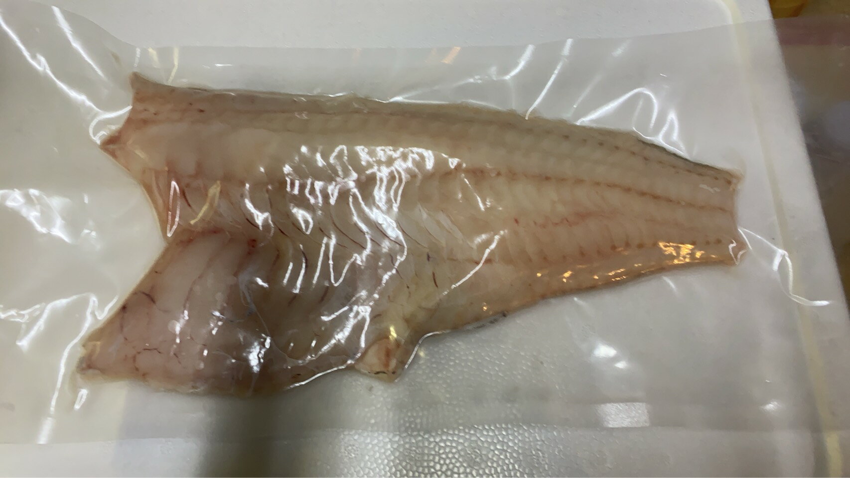 鱈（タラ）のフィレは、冬に旬を迎える白身魚の代表格であり、その魅力は「淡白ながらも奥深い味わい」と「調理のしやすさ」にあります。 1. 繊細で上品な旨み 鱈のフィレは脂肪分が少なく非常にヘルシーですが、噛むほどに白身特有のほのかな甘みと上品...