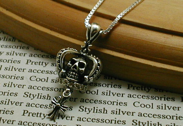 王冠にスカル（骸骨）を入れクロスを付けた！ かっこいいペンダントネックレス！ チェーンはベネチアンカット！！ ★★Silver925★★ 商品番号 PG091 素材 silver925 トップ・サイズ 35mm×14mm 参考価格 1150...