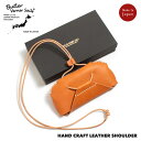 品名 Butler Verner Sails - バトラーバーナーセイルズ : ハンドクラフト グラスorペン レザーショルダー / HANDCRAFT GLASSES LEATHER CASE SHOULDER 日本製 品番 JK-1934 カラー 01.キャメル[らくだ]　02.ブラウン[茶] サイズ/重さ 【 縦 / 横 / 厚み: 9 / 18.5 / 2 - cm： 約85g 】 素材 牛革 透け感/ 伸縮性 なし / なし 生産国 MADE IN JAPAN - 日本製 備考 ・牛革 栃木レザーのヌメ革　・化粧箱入りButler Verner Sails - バトラーバーナーセイルズ : ハンドクラフト グラスorペン レザーショルダー [JK-1934] 日本製 栃木レザーを使用したハンドクラフトのグラスショルダーケース。シンプルな構造ながらもどこか懐かしく、愛着が湧くレザークラフト。メガネを始め小物を入れて首から下げれる便利なアイテム。化粧箱付きで、贈り物にもぴったりです。 BRAND INFORMATION ButlerVernerSails - バトラーバーナーセイルズ 「日本製のハイクオリティなバッグブランド。」 平成19年より展開のブランド。いつまでも使える飽きのこないシンプルなデザインに、生地加工・製品加工.及び縫製技術によって付加価値をプラスしている。ベーシックカジュアルの装いに合わせやすい素材・色展開を中心に展開する。本革においては、栃木レザーを中心に、オリジナル本革のオーダーをすることで、プライス以上のクオリティを目指す。 縫製から加工に至るまで、すべてを国内職人の手によって仕上げることによって、使い込んでいくうちの経年変化とともに製品のクオリティの良さを実感することができる。職人さんの高齢化に対処すべく、一部の製品製造工程及び工程の一部を、年齢30代中心の工場へ切り替えるとともに、未経験者の途用、技術指導を、製造及びサンプル生産をを通じて行っている。 > 他のButler Verner Sails - バトラーバーナーセイルスのアイテムはこちらから ITEM SPEC 品名 Butler Verner Sails - バトラーバーナーセイルズ : ハンドクラフト グラスorペン レザーショルダー / HANDCRAFT GLASSES LEATHER CASE SHOULDER 日本製 カラー 01.キャメル[らくだ]　02.ブラウン[茶] サイズ/重さ 【 縦 / 横 / 厚み: 9 / 18.5 / 2 - cm： 約85g 】　※表記は平置き計測です。 素材 牛革 透け感/ 伸縮性 あり / なし 生産国 MADE IN JAPAN - 日本製 仕様 ・牛革 栃木レザーのヌメ革　・化粧箱入り 備考 -