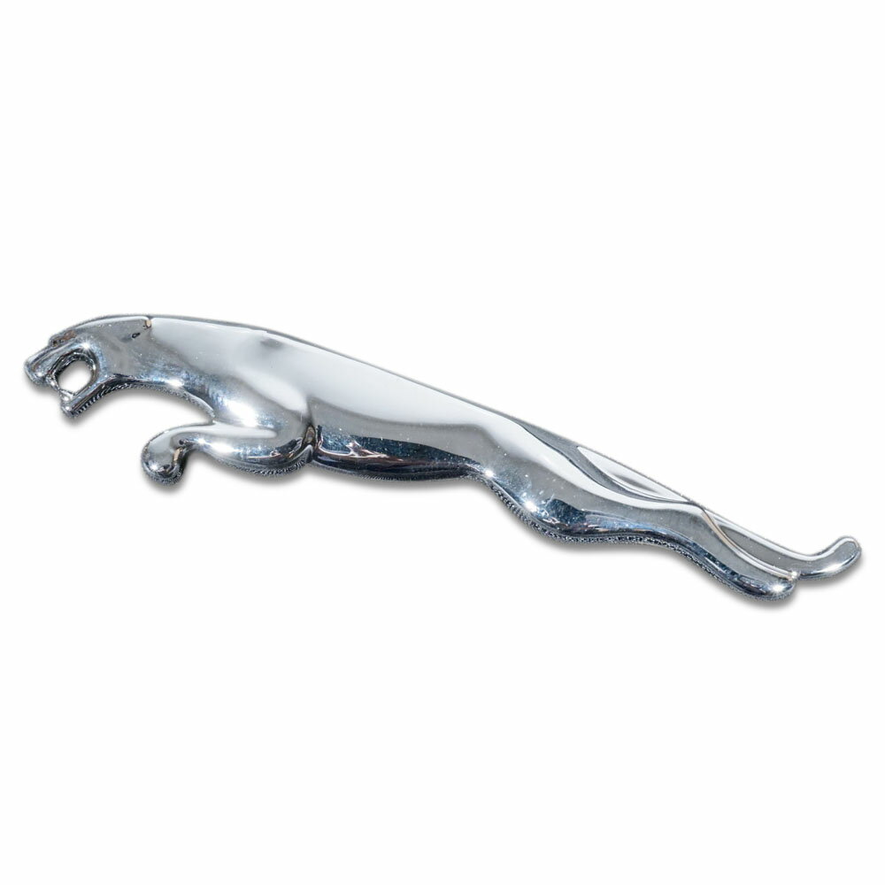 商品情報 &nbsp; JAGUAR XF クロームエンブレム（小） 左側 材質 ： ABS 状態 ： 1pc 新品 サイズ ： 80mm×18mm 自動車以外の使い道もあるかと思いますので使い方はアイデア次第！ 取り付け用両面テープ装着品 ※社外品ですので多少の傷等ある場合が御座います。 本国輸入品 管理番号　JR813-12C &nbsp; 注意事項 店頭や自社サイトでも販売を行っております。 在庫管理には細心の注意を払っておりますが、品切れを起こしてしまう可能性が御座います。 お急ぎの場合はメール又はお電話で在庫確認をお願いいたします。 品切れの際は納期等お調べいたします。 お探しのパーツが御座いましたらお気軽にご連絡下さい。 ご購入前に必ず　こちら　をご覧ください。 送料区分 A