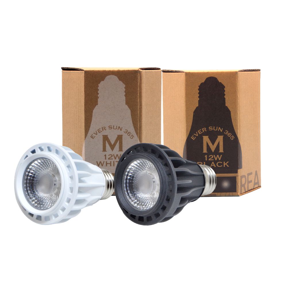 商品説明 ■ゼンスイ植物ライトエバーサン EVERSUN365 M(12) / White ・太陽光に限りなく近い光で植物の光合成を促進 ・コンパクトでも高出力な植物育成ライト ・日光を好む植物も育成可能 ・観葉植物の育成はもちろんテラリウムにも最適 ・梅雨時や冬場など徒長しやすい時期にも安定した環境を実現 ・インテリア性を兼ね備えたデザイン ●育成植物参考例：塊根植物（コーデックス）、アガベ、ビカクシダ、ブロメリア、サボテン、熱帯植物（モンステラ、パキラ、ガジュマル）、水草、プロメリア等 【仕様】 全　長：本体/94mm 外　径：本体/直径64mm 質　量：本体/405g、パッケージ/545g 全光束：2200lm 照　度：15500lux 色温度：約6000K ppfd：303μmol　m-2 S-1 光合成光量子束密度 ※照射距離40cmの場合 推奨照射距離：約40cm～100cm 定格電圧：AC100V50/60Hz 消費電力：12W 演色性：Ra98 定格寿命：30000h 口　金：E26