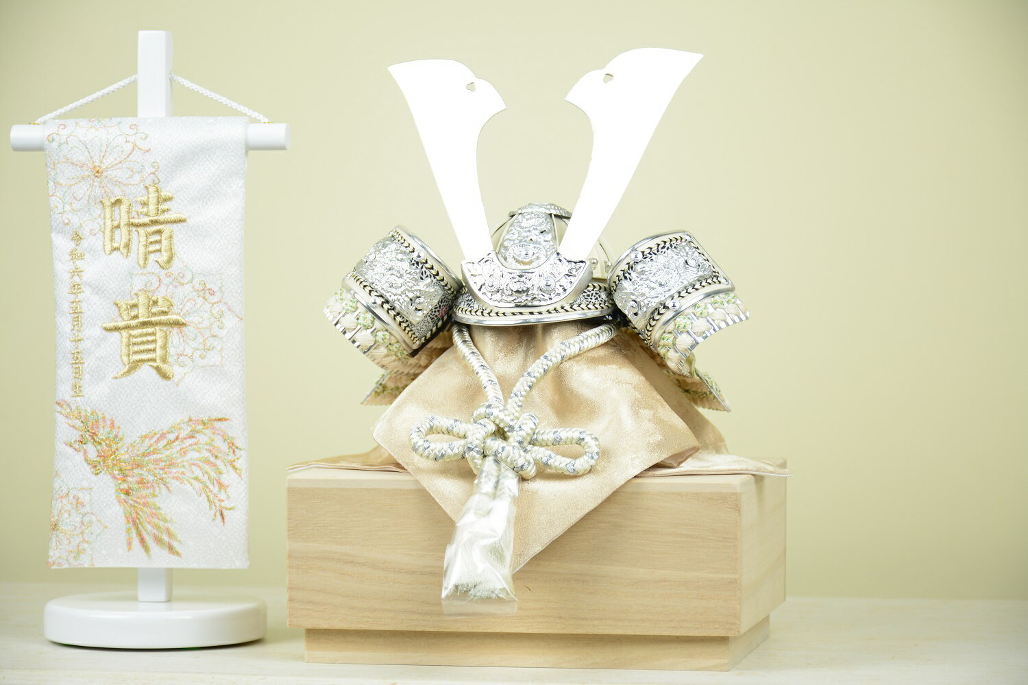 【選べる3種】 五月人形 寛蔵作 兜飾り 白兜 7号 限定品 コンパクト モダン おしゃれ 銀