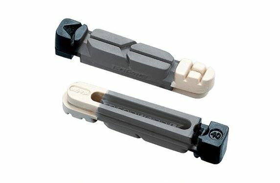 参考重量：22g 4個1組 カートリッジタイプ交換用。 前後ブレーキがセットになった2ペアセット。（1台分） グリップ力にすぐれたトリプルカラーデザイン。 CROSSSTOP（BBS-22T）、AIRCO（BBS-24T）、TECHSTOP（BBS-22T）、2000年のCAMPAGNOLO、RECORDとCHORUS、大部分のSHIMANOに対応。 ご注文のタイミング次第では、在庫終了となる場合がございます。