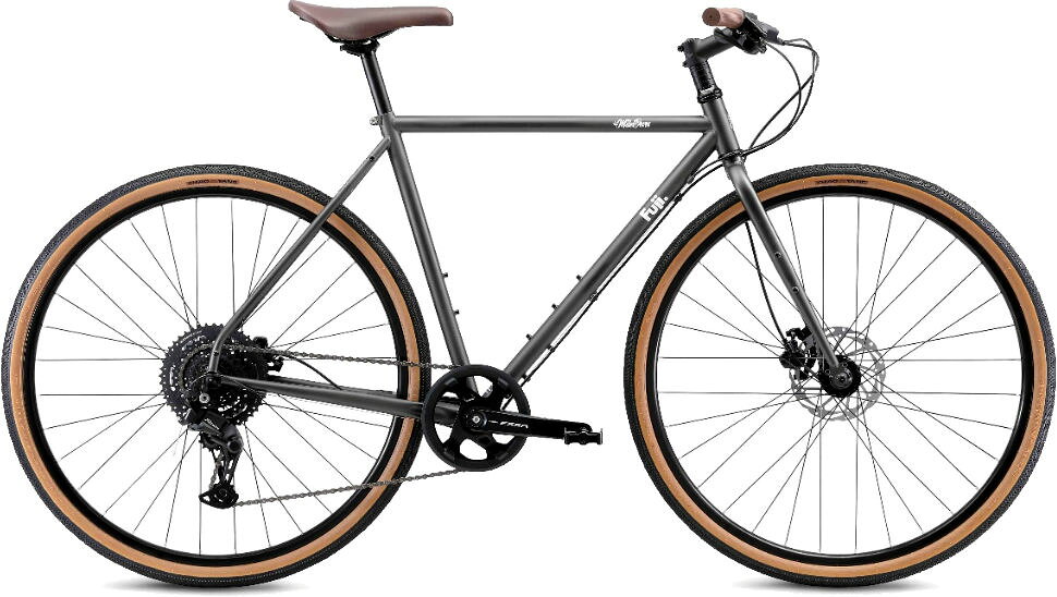 52.5サイズ1台入荷中！ FEATHER CX FLATの後継となるモデル。 MILESDOVESとフレーム・フォークを共有しながら、トレッキングハンドルを装備したエヴリデイバイク。 豊富なダボ穴やセンタースタンド台座による拡張性の高さにより、コミューターとして機能しつつ、林道ツーリングもこなす。 従来の6サイズ展開からジオメトリと適応身長を見直し5サイズ展開。 525サイズ以上はホリゾンタル設計。 FEATHER CXに比べてBB位置を下げ、フォーク長・ヘッドチューブ長を伸ばして乗車姿勢をアップライズにすることで操作性を高めました。 油圧式ディスクブレーキ(ローター径前後160mm)を採用し、標準タイヤサイズは700x38Cで、推奨最大タイヤサイズは700x45Cまで装着できます。 左右フォークブレードに2連アイレット、D/T上側に3連＋下側に2連アイレット、S/T前側に2連アイレットを装備。 前後キャリア・マッドガード取付可能で、センタースタンド台座も装備しています。 サイズ：430 (158-165)、490 (163-170)、525 (168-175)、550 (173-181)、575 (180-187) フレーム：Fuji Elios 2 CrMo w/outer-butted seat tube, IS mount disc フォーク：Fuji CrMo straight-blade 1-1/8" CrMo steerer rack/fender & side bottle mounts IS mount disc ブレーキ：Tektro hydraulic disc 160mm rotors クランク：Shimano FC-U2000-1 40T w/ chainring guard スプロケット：Shimano CS-HG300-8 11-45T スピード：8段 シフター：Shimano SL-M315-8R Rメカ：Shimano RD-U2000 サドル：Classic shape ペダル：Alloy cage 9/16" boron axle タイヤ：Chaoyang Gravel GP 700×38C F/V 重量：