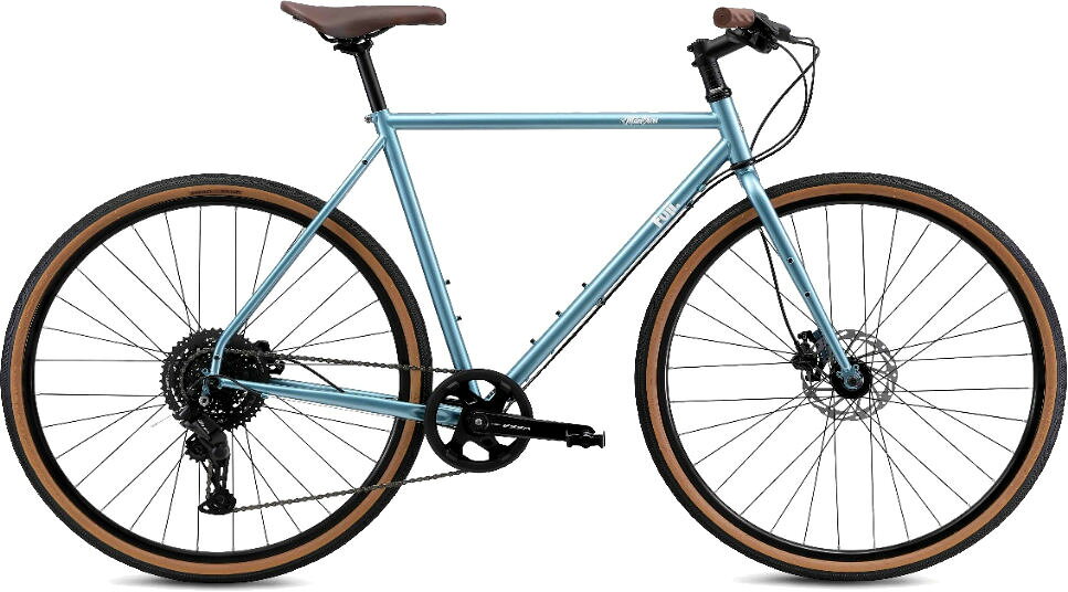 FEATHER CX FLATの後継となるモデル。 MILESDOVESとフレーム・フォークを共有しながら、トレッキングハンドルを装備したエヴリデイバイク。 豊富なダボ穴やセンタースタンド台座による拡張性の高さにより、コミューターとして機能しつつ、林道ツーリングもこなす。 従来の6サイズ展開からジオメトリと適応身長を見直し5サイズ展開。 525サイズ以上はホリゾンタル設計。 FEATHER CXに比べてBB位置を下げ、フォーク長・ヘッドチューブ長を伸ばして乗車姿勢をアップライズにすることで操作性を高めました。 油圧式ディスクブレーキ(ローター径前後160mm)を採用し、標準タイヤサイズは700x38Cで、推奨最大タイヤサイズは700x45Cまで装着できます。 左右フォークブレードに2連アイレット、D/T上側に3連＋下側に2連アイレット、S/T前側に2連アイレットを装備。 前後キャリア・マッドガード取付可能で、センタースタンド台座も装備しています。 サイズ：430 (158-165)、490 (163-170)、525 (168-175)、550 (173-181)、575 (180-187) フレーム：Fuji Elios 2 CrMo w/outer-butted seat tube, IS mount disc フォーク：Fuji CrMo straight-blade 1-1/8" CrMo steerer rack/fender & side bottle mounts IS mount disc ブレーキ：Tektro hydraulic disc 160mm rotors クランク：Shimano FC-U2000-1 40T w/ chainring guard スプロケット：Shimano CS-HG300-8 11-45T スピード：8段 シフター：Shimano SL-M315-8R Rメカ：Shimano RD-U2000 サドル：Classic shape ペダル：Alloy cage 9/16" boron axle タイヤ：Chaoyang Gravel GP 700×38C F/V 重量：