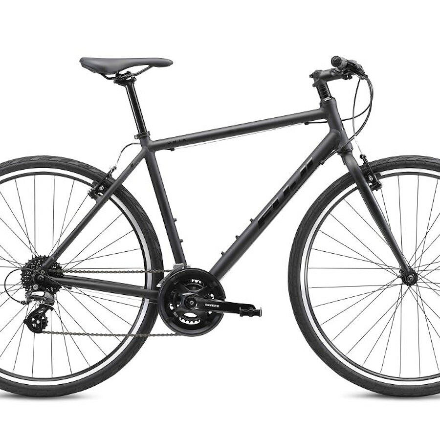 17.5サイズ1台、20サイズ1台入荷中！ 前身となるRAIZのDNAを受け継ぎながらも、ジオメトリーを全面的に見直すことで、より高い巡航性能と扱いやすさを両立。 メンテナンス性を考慮したフロントダブルクランク、そしてシマノ製パーツで統一された信頼性の高い駆動系統を土台に、近年のMTB〜グラベルバイクに採用されるロングトップチューブ+ショートステムによるフォワードジオメトリーのアレンジで、軽快なハンドリングと高速域での安定感を実現している。 さらに、センタースタンドやフェンダー、フレームバッグや前後キャリアなどの装着も想定した豊富なアイレットを各部に配置。 最大45Cまで対応するタイヤクリアランス(標準装備は35C)と相まって、多様なライフスタイルに応じたカスタマイズにも柔軟に対応する。 いつもの道に、新たな可能性が広がっていくはずだ。 【FUJI UBIK】 サイズ：15 (154-164)、17.5 (162-172)、20 (172-182)、22.5 (182-192) フレーム：Fuji A2-SL aluminum w/round tube フォーク：Fuji steel straight-blade , 1-1/8" steel steerer スピード：16段 (2x8) シフター：Shimano Altus ST-EF500, 2×8 speed Fメカ：Shimano Tourney FD-TY606-L , Band type 31.8mm Rメカ：Shimano Altus RD-M310-L クランクセット：Shimano FC-TY501-2, 46/30T, w/ chainring guard カセット：Shimano CS-HG31-8, 11-32T ブレーキ：Alloy linear pull , Short arm サドル：Comfort shape タイヤ：Chaoyang Kestrel , 700×35c , F/V ペダル：Alloy cage, 9/16" boron axle 重量： ※商品のカラーは実物と多少異なる場合がございます。 ※スタンドはついておりません。必要な場合は、別途購入をお願います。 ※適応身長は、個人差がありますので、あくまで目安としてご覧ください。 ●仕様は予告なく変更される場合もございます。