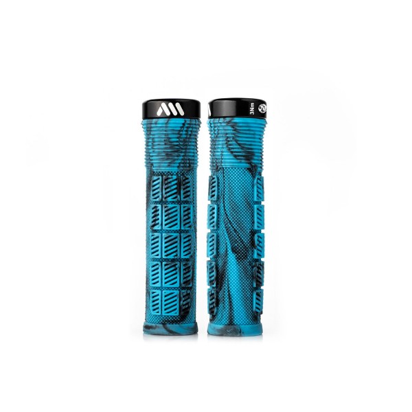 ALL MOUNTAIN STYLE AMS ライズグリップ コントロール・快適性・軽量 すべてを備えたMTBパフォーマンスグリップ ●CERO Design（UNNOバイク設計チーム）と共同開発されたMTBグリップ ●マイクロダイヤモンドテクスチャー採用による高いトラクション性能 ●リブパッドと内部リブ構造によりクッション性とコントロール性を両立 ●可変径デザインにより自然な手のポジションを実現 ●グリップを回転させることで厚みとフィーリングの調整が可能 ●シングルロックオン固定方式 ●クローズドエンド仕様 参考重量 : 103g（ペア） 参考サイズ : 　132mm / 　30.6–33mm（ゾーンおよび向きによる） ※ご注文のタイミングによりましては在庫終了となる場合がございます。予めご了承下さい
