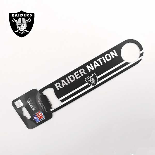 　　 BOTTLE OPENER インテリアとしてもかっこいい♪ RAIDERSのメタル素材ボトルオープナーです。 ■実寸サイズ 縦：約3.9cm　横：約18.0cm　厚み：約2mm ※この商品はアメリカ輸入品です。多少の擦れや小傷などはご理解の上ご購入ください。 ※ネコポス便OKレイダース特集はこちらから！！ スポーツチームグッズ特集はこちらから！！