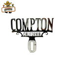 ライセンストッパー COMPTON CALIFORNIA コンプトン カスタムパーツ ライセンストップ ナンバープレートアクセサリー カーアクセサリー ローライダー Lowrider ライセンスプレート チカーノ チカーノスタイル ナンバープレート インテリア ガレージ アメリカ 雑貨