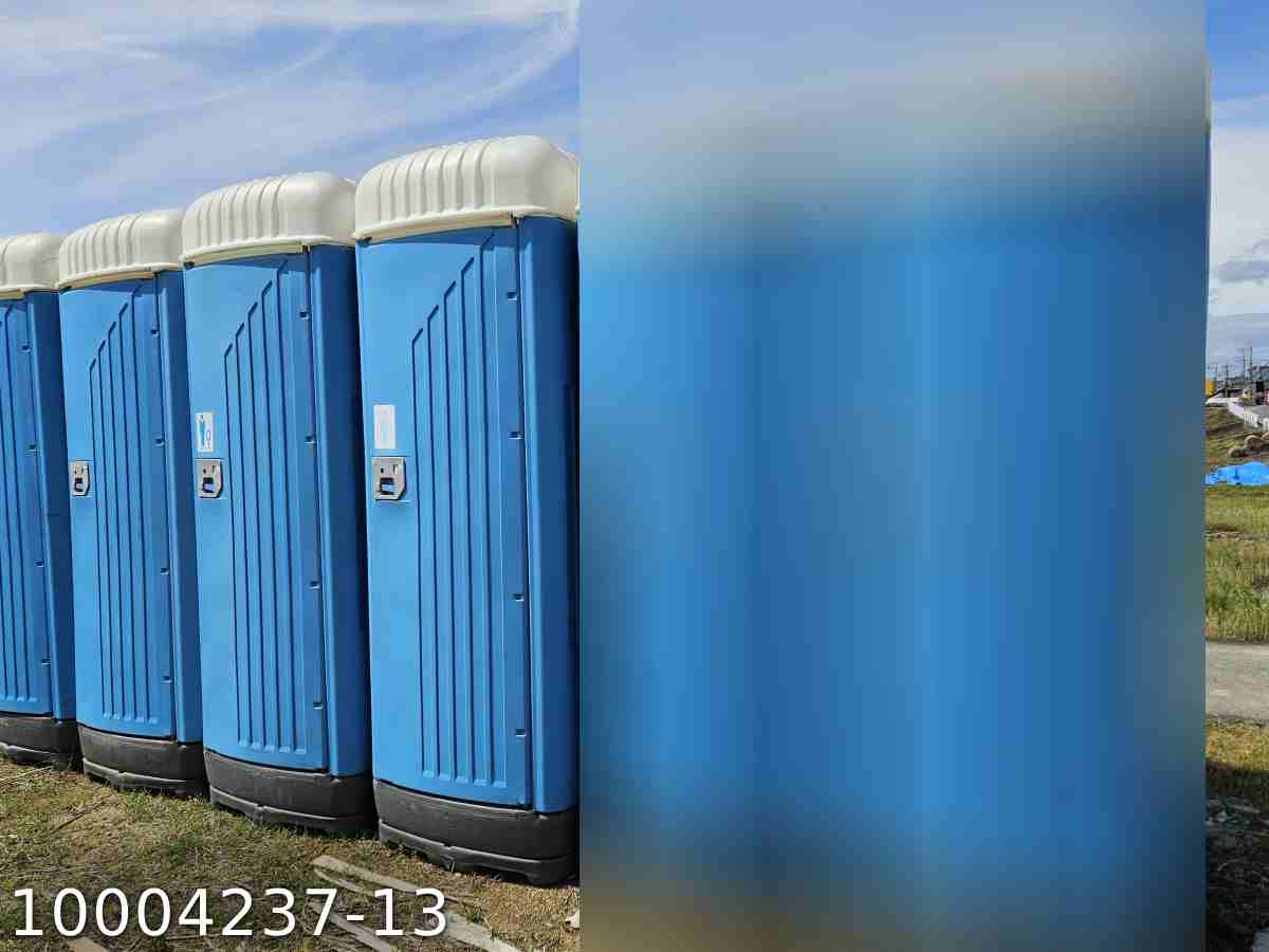 商品のご説明 【中古】仮設トイレ 小便器のみ 0.4坪 0.8畳 1.3平米 ポータブルトイレ porta potty 中古ユニットハウス 中古プレハブ 中古コンテナ 事務所 倉庫 店舗 仮設 車屋 10004237-13 ユニック車 4トン×1台 坪数 約 0.4 坪 畳数 約 0.8 畳 外寸 横幅90x奥行147x高さ250(cm) 内寸 横幅85x奥行126x高さ229(cm) 特記事項 開き戸（外鍵なし） 仮設トイレ小便器が入荷いたしました。 和式や洋式タイプではありませんので、ご注意願います。 建設現場の出張先などにいかがでしょうか。 汚れはあります。少し臭いです。 中古品現状販売となりますので、気になる方は現物確認をお願いいたします。 汚れ・雨漏り保障はありませんので、御理解下さい。 早い者勝ちです。お問い合わせは、お早めにお願い致します。 配送・設置について 弊社で配送及び設置をする場合は別途費用がかかります。 設置にクレーンなどの重機が必要な場合は別途費用が発生いたします。 引き取りも可能です。ユニック車でお願い致します。 注意点 ユニックやラフター等の車両は作業時に左右へ足（アウトリガーと呼びます）を伸ばします。 道幅が狭いと作業が不可能の場合もございます。 設置場所付近は車両の左右で5mほどの余裕が必要になります。 また吊り上げる時にアームを伸ばすため、付近に電話線や光ファイバー、CATV.などの電線が密に張り巡らされている場所では、設置が不可能な場合もございます。 現地展示場販売も同時に行っており、インターネット上と在庫を共有している為、在庫あり表記であっても売り切れの場合がございますことをご了承下さい。