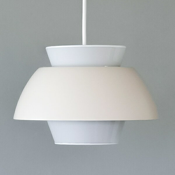 商品名：ペンダントランプ Sulaa pendant light 150 WH品　番：ax-hs3745サイズ：シェードサイズ/約直径210×h142mm全長/約1,670mm(コード長 約1500mm) コード直径/約5.8mm素　材：シェード素材/ガラス、鉄 灯具材質/鉄、その他重　量：約890g詳　細：※E17口径LED電球専用 ※シェードと灯具がセットになった商品です。 ※コードの延長、カットなどの加工は承っておりません。ランプシェード ペンダント 照明 おしゃれ 照明 シェードのみ かわいい ペンダントライト用 天井照明シェードと灯具が一体型になったペンダントライトです。 sulaa(スラー)=溶けるという意味の通り、照明を点灯させた時に光が溶けているように感じることから名付けられました。 「Sulaa pendant light 150 WH」は、ホワイトアイアンと乳白ガラスを組み合わせたシェードが特徴です。シェードの隙間から光が柔らかく広がり、視界に入っても眩しく感じにくいデザインです。 コードの長さが150cmなので、天井高2.7m以上のお部屋でもご使用いただけます。その他、コードハンガーを利用して天井電源から位置をずらして吊り下げる使い方や、店舗・商業施設・オフィスなどにもおすすめです。 ※E17口径LED電球専用 ※上下シェード素材:乳白ガラス ※中央シェード素材:アイアン商品名：ペンダントランプ Sulaa pendant light 150 WHサイズ：シェードサイズ/約直径210×h142mm 全長/約1,670mm(コード長 約1500mm) コード直径/約5.8mm素　材：シェード素材/ガラス、鉄 灯具材質/鉄、その他重　量：約890g詳　細：※E17口径LED電球専用 ※シェードと灯具がセットになった商品です。 ※コードの延長、カットなどの加工は承っておりません。