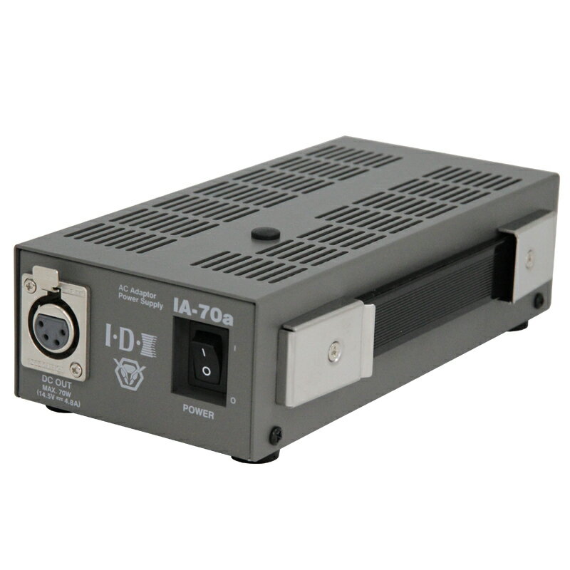 IA-70aはスタジオ等、屋内での撮影に使われるAC/DC電源IA-60aの供給電力能力を高めた70W ACアダプターです。 出力電圧は上面の電圧調整VRで14.3V〜15.8Vまで可変可能です。 外形寸法:90（W）×50（H）×190（D）mm 質　　量:約750g DC出力電圧：14.5V（14.3V〜15.8V可変可能） DC出力コネクター：4ピンXLRコネクター （1番マイナス／4番プラス） 定格入力：AC100〜240V 50/60Hz　