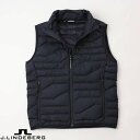 【送料無料！】J.LINDEBERG GOLF（ジェイリンドバーグ ゴルフ）ライトダウンベスト Cliff Light Down Vest 098 ネイビー 071-49075-098 メーカー希望小売価格はメーカー商品タグに基づいて掲載しています【送料無料！】J.LINDEBERG GOLF（ジェイリンドバーグ ゴルフ）ライトダウンベスト Cliff Light Down Vest 098 ネイビー 071-49075-098 J.LINDEBERG ジェイリンドバーグ ゴルフ ライトダウンベスト Cliff Light Down Vest 071-49075 軽量のダウンベスト（700フィルパワー）。 前のジップはワンウェイタイプ。 ボディ下部に伸縮性のあるロゴの縁取りあり。 撥水加工は環境に配慮したPFCフリー加工となります。 スタッフA　172/65　44サイズ着用 スタッフB　178/73　46サイズ着用 スタッフC　182/80　48サイズ着用 J.LINDEBERG＜ジェイリンドバーグ＞ “the magnetic pull” 今回のコレクションテーマは『マグネティックプル』です。マグネティックプルとはポーズとセット内の遠近法と線で遊ぶことによって作成されます。 ファッションと スポーツの融合 高いファッション性と品質を併せ持ち、様々なシチュエーションに柔軟に対応します。 それは、J.LINDEBERGの真骨頂といえます。滑らかで精巧、そしてスポーティーなシルエットには、気取らないなかに優雅さがあります。 BRAND CONCEPT Scandinavian Heritage Functional Technology Progressive Tailoring 我々の取り組みはファッションとスポーツの融合の歴史です。 高いファッション性と品質を併せ持ち、様々なシチュエーションに柔軟に対応します。 それは、J.LINDEBERGの真骨頂といえます。滑らかで精巧、そしてスポーティーなシルエットには気取らないなかに優雅さがあります。 スタイルは独特で、技術的な革新と仕立てられたかのような細部への拘りを持っています。そして着る場所を問わず、ゴルフ場はもとより街着としても充分対応できます。 クラシックなテーラリングでありながら、高品質素材によるすばらしい着心地を提供してきました。 対象とするプレーヤーがプロなのかアマチュアなのかは問いません。 我々のゴルフウェアは現代的でスポーティーさとファッション性優雅さを兼ね備えております。 現在、モダンクラシックなJ.Lindebergのゴルフウェアはアジア、PGA、ヨーロッパと大会でも数人の世界的トッププロ達に愛用されております。 BRAND STORY 1996年、スウェーデンのストックホルムで、自身の名前を冠したブランド、ジェイ・リンドバーグ(J. LINDEBERG)を設立。 ヨハン・リンドバーグ(JOHAN LINDEBERG)は、1957年8月4日、スウェーデン生まれ。 ディーゼルにおいて、インターナショナル・マーケティング・ディレクター及びビジュアル広告の総責任者を経験。 リンドバーグの在籍時、ディーゼルは大きく成長し、マーケティングの天才と言われる広告戦略を展開した。 1999年、ストックホルムに初の路面店をオープン。 2000年、ニューヨーク・ソーホーにショップをオープン。 その後、世界各国の都市にショップをオープン。 ■契約プロ・・・ネリー・コルダプロ、ビクトル・ホブランプロ、マット・ウォレスプロ、マライア・スタックハウスプロ、額賀辰徳プロ、宮田成華プロ ▼下の画像にマウスを置くと切り替わります ブランド J.LINDEBERG＜ジェイリンドバーグ＞ 素材 表地 ポリエステル 100% 裏地 ナイロン 100% 詰物 ダウン 90% フェザー 10% カラー ネイビー 注意 ※お使いのモニターによっては、実際の色と異なって見える場合がございます。 （cm） サイズ バスト 肩幅 着丈 44（S） 102 42.5 64.0 46（M） 108 44.5 65.5 48（L） 113 46.0 67.5 50（XL） 118 47.5 69.0