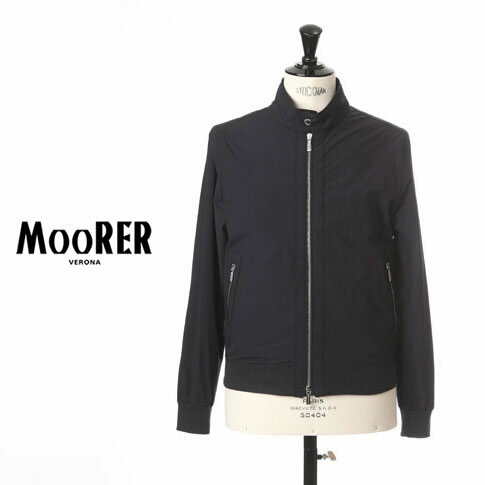 【国内正規品】MOORER / ムーレー メンズ ボンバージャケット ストレッチナイロン ALBERTI-KN NERO ブラック 258-11809-78 メーカー希望小売価格はメーカー商品タグに基づいて掲載しています【国内正規品】MOORER / ムーレー メンズ ボンバージャケット ストレッチナイロン ALBERTI-KN NERO ブラック 258-11809-78 2024春夏新作 「MOORER」スプリング スタンドカラーブルゾン「ALBERTI」 セレブな大人をターゲットとしたラグジュアリーなアウターブランド「MOORER(ムーレー)」から春物アウターALBERTI-KNが登場！ 定番アイテムとして時代を超えて愛されているライダースジャケットとボンバージャケットがデザインベースとなっています。 こちらの素材（KN）は、マットな質感のストレッチナイロンで作られているので、タイトに着て貰ってもノンストレスです。 “ALBERTI”は裾や袖口がリブ仕様になったボンバージャケットタイプ。 しかしながら襟周りはリブではなくスナップボタン付きのスタンドカラーですので、ドライビングジャケットやライダースのような男らしい雰囲気を醸し出します。 スポーティでありながら独特なラグジュアリー感を併せもった大人が着て格好良いブルゾンです。 ムーレーの中でも撥水性に優れたモデルがラインナップされている人気ライン「ACQUA（アクア）」。 樹脂加工を施すことで強撥水性を実現した二軸性ストレッチマットナイロンを採用するなど拘りが詰まっています。 高級感のあるジップなどのパーツにもこだわり、すべてオリジナル仕様。 特注のスナップボタン、ファスナーやドット釦などにもMOORERロゴを入れ、見えない内側にもパイピング処理を施した丁寧な仕上げ。 ディテールにも特に気を配り、着心地に至るまで一切手を抜かないMOORER(ムーレー)のアウターに死角はありません。 デザインを活かして着るならサイズは出来るだけジャストサイズ又は少しタイトなサイズをお選び頂いた方がこのモデルの良さを表現できると思います。 シンプルで着回しやすく、カジュアル、キレイめ、モード、どんなスタイルにもマッチしますので着用するのが楽しみなブルゾンになる筈です。 Made in italy (イタリア製) 素材表示 : FABRIC (Nylon 88%) (polyurethane12％) 着用スタッフA：身長172cm/体重60kg/バスト90cm　着用サイズ44 着用スタッフB：身長175cm/体重68kg/バスト96cm　着用サイズ46 着用スタッフC：身長181cm/体重74kg/バスト100cm　着用サイズ48 MooRER　/　ムーレー 1999年にイタリア・ヴェローナで創業されたメイド・イン・イタリーにこだわる高級ダウンジャケットブランドです。 "大人"をターゲットとしたアウターのみを作り続けているメーカーで、ラグジュアリーをコンセプトとしたコレクションを展開。 ダウンは最高のフィルパワーを誇っている最高級ホワイトグースダウン(プルミュールダウンという最高級品質のホワイトグース)を使用。 ファブリックも上質な物のみを用い、機能性を備えた高級感のある仕上げに注力しています。 また、各部のパーツにも拘りが感じられ、釦、Zip、などは全てHERMESとMOORERのみが使用を許されたイタリアの高級メーカーのものを贅沢に使用しております。 ラグジュアリー感あふれる素材やデザインでエレガントアウターを提案するブランド...それがムーレー(MooRER)である。 ★Amalfiは MooRER の国内正規取り扱い店になります ▼下の画像にマウスを置くと切り替わります ブランド MOORER＜ムーレー＞ 素材 表地：ナイロン88％・ポリウレタン12％ 胴裏地：ナイロン50％・ポリエステル50％ 袖裏地：ナイロン100％ リブ：ポリエステル100％ コントラスト：モダール100％ カラー ブラック 注意 ※お使いのモニターによっては、実際の色と異なって見える場合がございます。 （cm） サイズ バスト 肩幅 着丈 袖丈 42 98 42 60.0 63 44 102 43 61.5 64 46 106 44 63.0 65 48 110 45 64.5 66 50 114 46 66.0 67