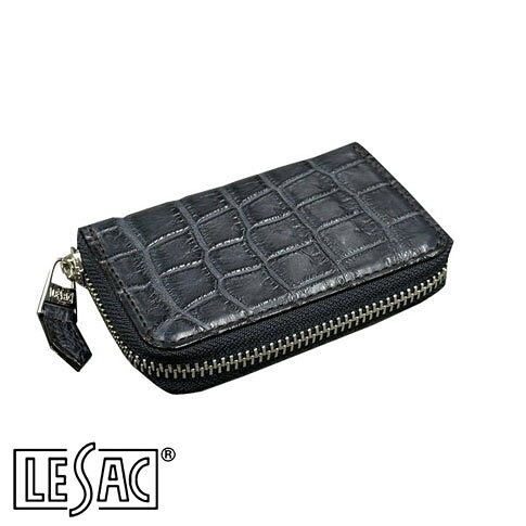 LESAC（レザック）クロコダイル小銭入れ ラウンドファスナー メンズ レディース 本革 マット トゥルーブルー 8185-trueblue メーカー希望小売価格はメーカー商品タグに基づいて掲載していますLESAC（レザック）クロコダイル小銭入れ ラウンドファスナー メンズ レディース 本革 マット トゥルーブルー 8185-trueblue ■高級クロコダイル小銭入れ 小銭はもちろん、カードがジャストサイズで収納可能。 三つ折りにすれば紙幣も収納できます。 メンズ・レディース問わずお使いいただけます。 2室構造でミニ財布としての機能も果たし、弊社スタッフも長年愛用しているベストセラー商品になります。 ギフトにも最適です。 ■商品の特徴 ・高級クロコダイルレザーを継ぎ目なしで使用 ・ラウンドファスナーで大きく開く ・小銭やカード、紙幣も収納可能 ・手のひらサイズのコンパクト財布 ■サイズ・仕様 サイズ：横幅10.5cm × 高さ6.5cm × 厚み2cm 素材：ワニ革(クロコダイル) カラー：トゥルーブルー ■こんな方におすすめ ・高級感のあるクロコダイル小銭入れをお探しの方 ・革の質感にこだわる方 ・コンパクトなミニ財布が欲しい方 ・使うほどに深まる色味や艶を楽しみたい方 ・大切な方へのプレゼント・ギフト ■クロコダイル小銭入れのお手入れ 柔らかい布で優しく拭いてください。 水濡れにご注意ください。 LESAC＜レザック＞希少価値の高いアリゲーターやクロコダイルポロサスなどの高級エキゾチックレザーを取り扱うレザーブランド（LESAC レザック）。 厳選された最高級の革を用い、職人による丁寧な仕立てが大人の品格を上げるアイテムを生み出します。 ▼下の画像にマウスを置くと切り替わります ブランド LE'SAC＜レザック＞ 素材 ワニ革(クロコダイル) カラー トゥルーブルー サイズ 横幅10.5×高さ6.5×厚み2 （cm） 仕様 ・高級クロコダイルレザーを継ぎ目なしで使用 ・ラウンドファスナーで大きく開く ・小銭やカード、紙幣も収納可能 ・手のひらサイズのコンパクト財布 注意 ※お使いのモニターによっては、実際の色と異なって見える場合がございます。
