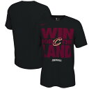 海外取寄 NIKE Tシャツ クリーブランド キャバリアーズ 2025 NBA PLAYOFFS POST ON COURT MANTRA T-SHIRT BL...